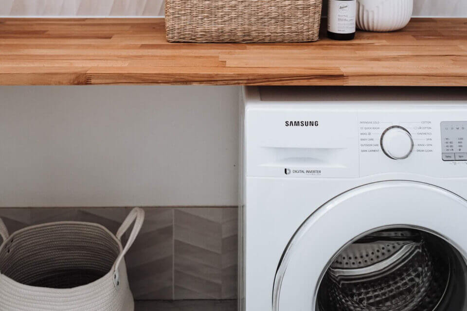 Utility room showing washing maschine